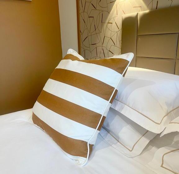 Standard room with outdoor bath, Les 15 Chenes Chambres D Hôtes, Parc Arboré De 5000 M2 à 20km Du Puydufou Une Suite Familiale Et 3 C