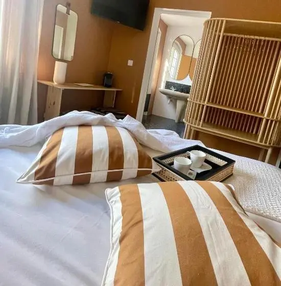 Standard room with outdoor bath, Les 15 Chenes Chambres D Hôtes, Parc Arboré De 5000 M2 à 20km Du Puydufou Une Suite Familiale Et 3 C