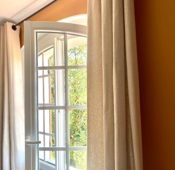 Standard room with outdoor bath, Les 15 Chenes Chambres D Hôtes, Parc Arboré De 5000 M2 à 20km Du Puydufou Une Suite Familiale Et 3 C