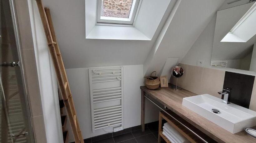 اتاق استاندارد چهار تخته, Parenthèse