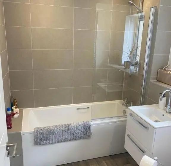 Deluxe-huone, Very Large Double Room With Corner Sofa, Sky Tv, Netflix Etc, Fridge And Microwave