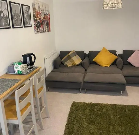 Deluxe-huone, Very Large Double Room With Corner Sofa, Sky Tv, Netflix Etc, Fridge And Microwave