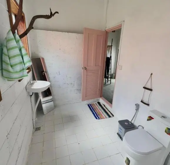 تختخواب در اتاق مشترک, Seashell Guesthouse, Bar And Tattoos