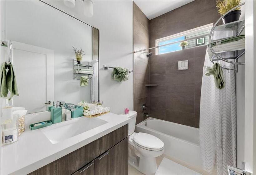 패밀리 룸, Azaliah Luxe Connection