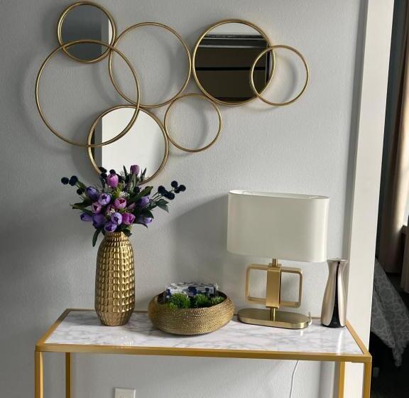 패밀리 룸, Azaliah Luxe Connection