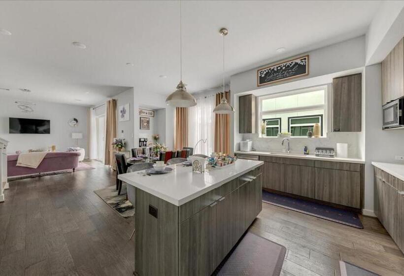 패밀리 룸, Azaliah Luxe Connection