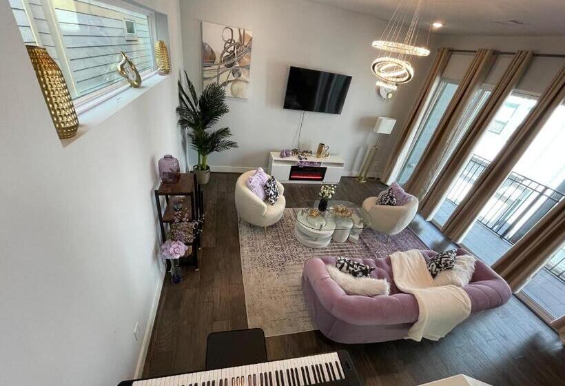 패밀리 룸, Azaliah Luxe Connection