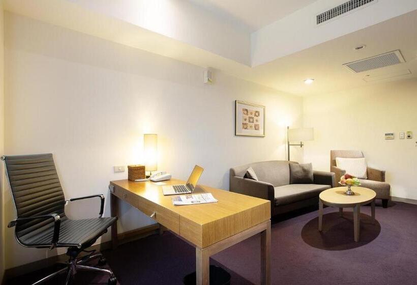 سوییت لوکس, Howard Civil Service International House