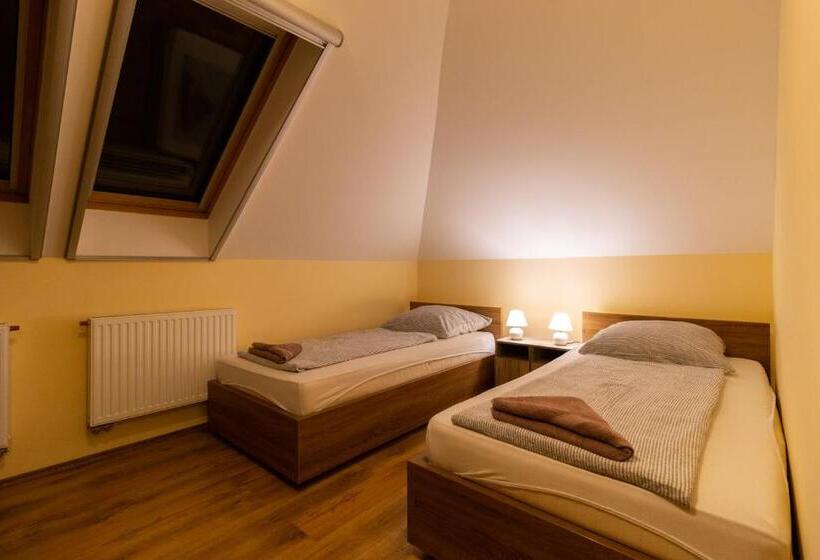 شقة غرفتين, Szelidi Apartmanok