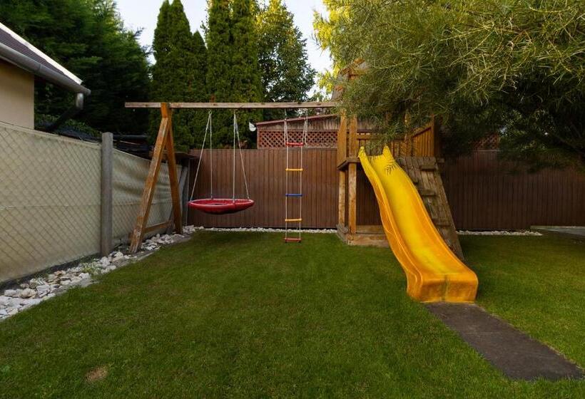 فيلا 3 غرف نوم, Szelidi Apartmanok