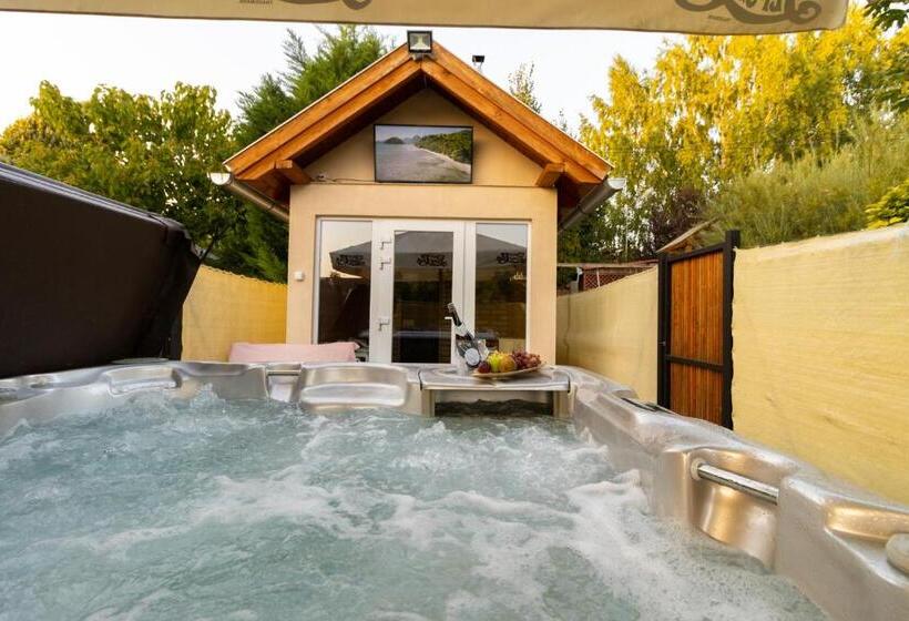 فيلا 3 غرف نوم, Szelidi Apartmanok