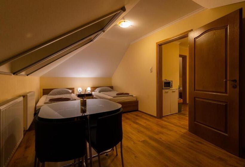 شقة غرفتين, Szelidi Apartmanok