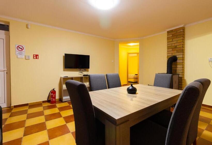 فيلا غرفة نوم واحدة مع مسبح, Szelidi Apartmanok