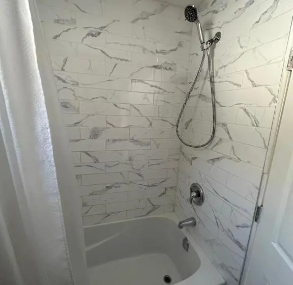 Deluxe-studio, Pinecrest Motel