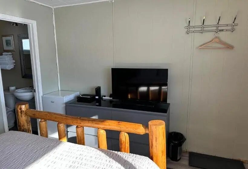 Deluxe-studio, Pinecrest Motel