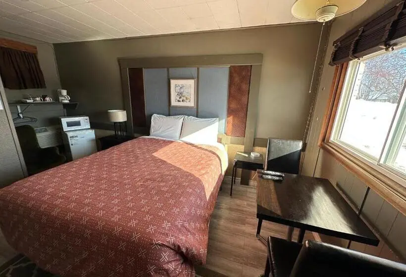Deluxe-studio, Pinecrest Motel