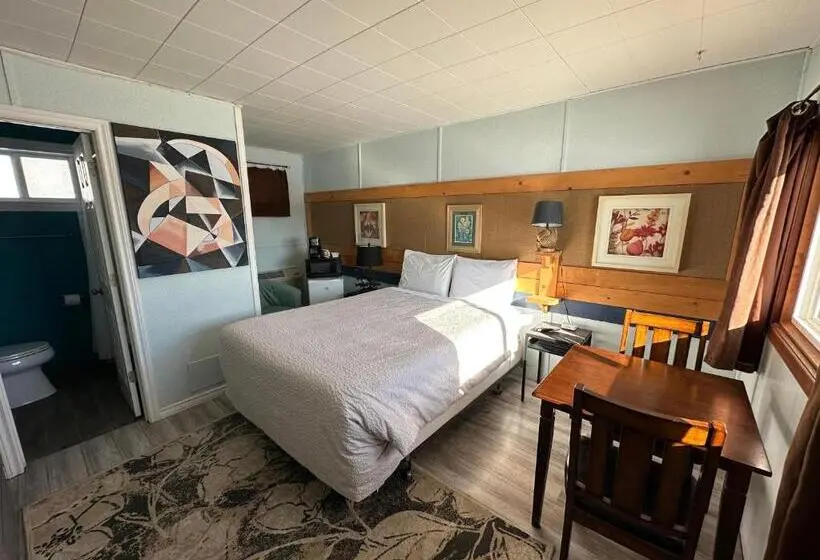 Deluxe-studio, Pinecrest Motel