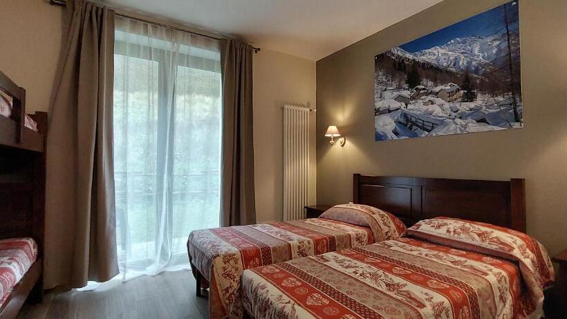 غرفة قياسية رباعية, Locanda Della Luna