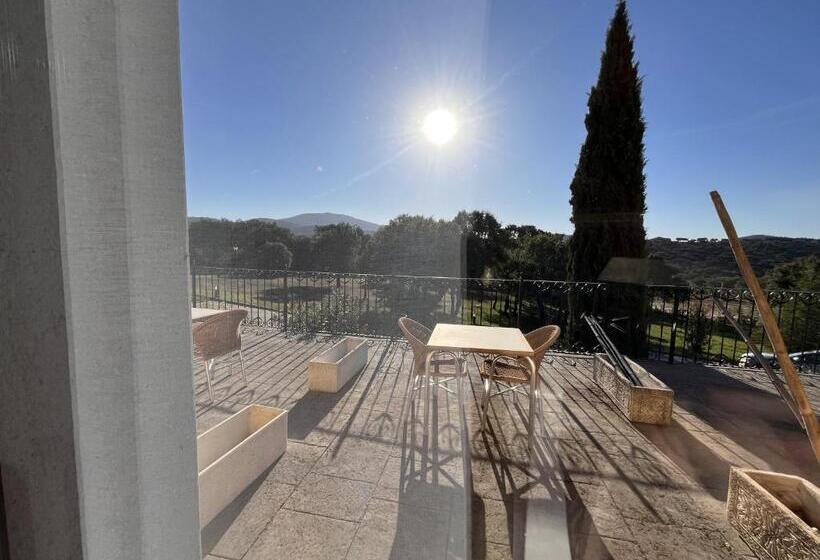 غرفة قياسية مزوَّدة بتراس, Resort Hípico El Hinojal