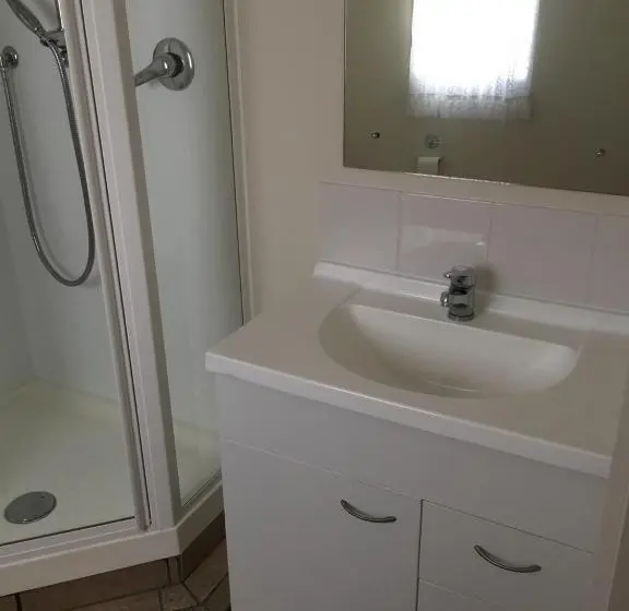 Comfort Kolmen Hengen Huone, K&r Orewa Homestay