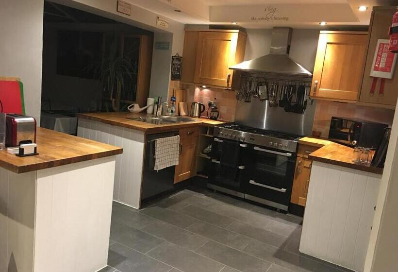 スタンダードルーム, Wisteria House Perfect For Contractors & Business