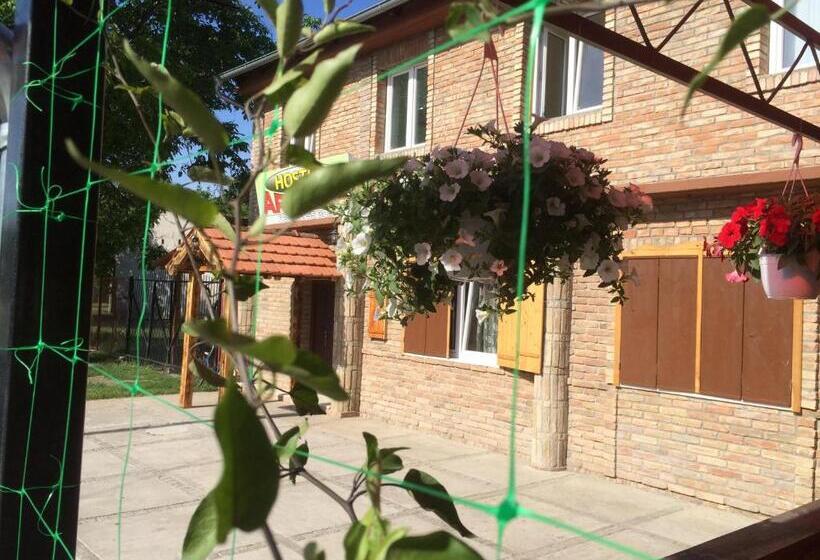 اتاق ساده سه‌ نفره, Hostel Arijana