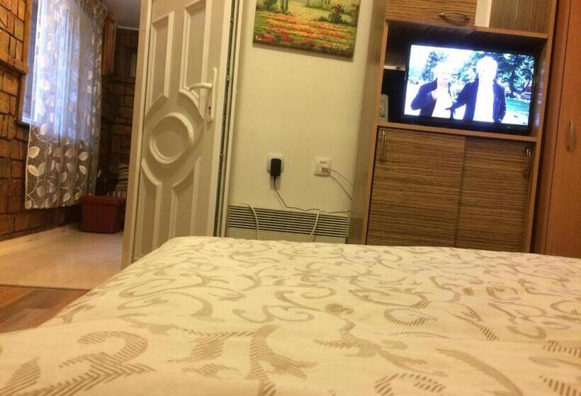 اتاق ساده سه‌ نفره, Hostel Arijana