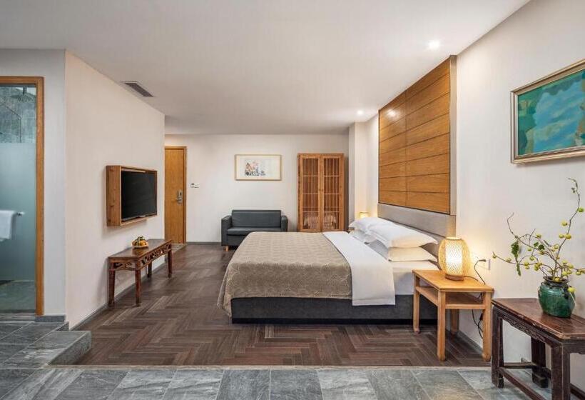 Superior room with lake view, Guilin Heshe Lakeside Resort