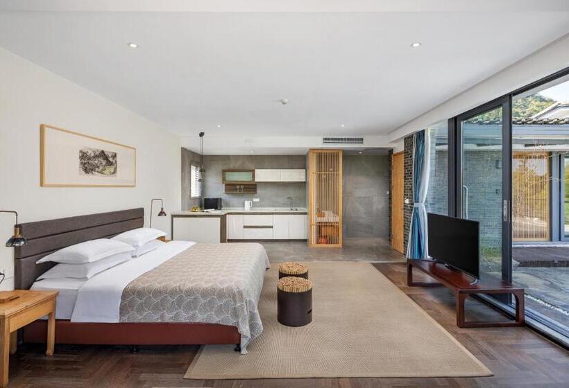 جناح مزود بتراس, Guilin Heshe Lakeside Resort