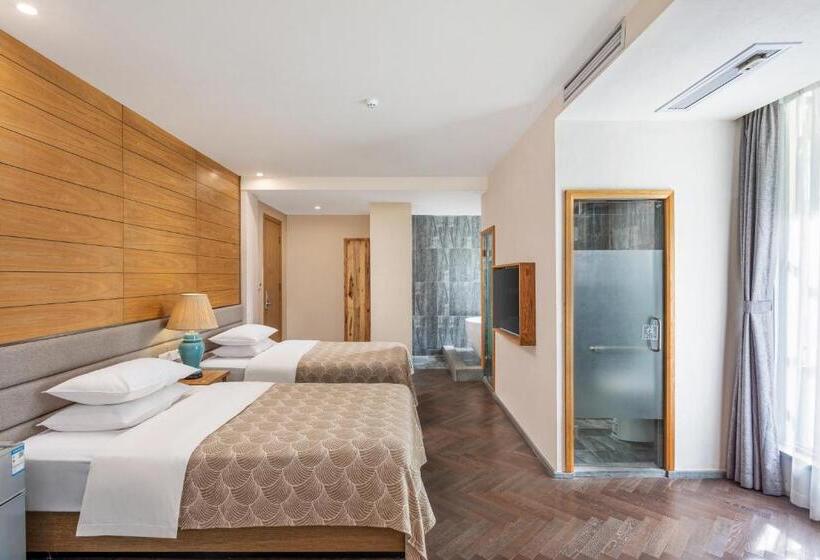 Superior room with lake view, Guilin Heshe Lakeside Resort