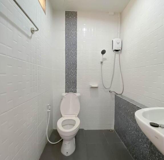 חדר סטנדרט לארבעה, Pranpalun ปราณปาลัน