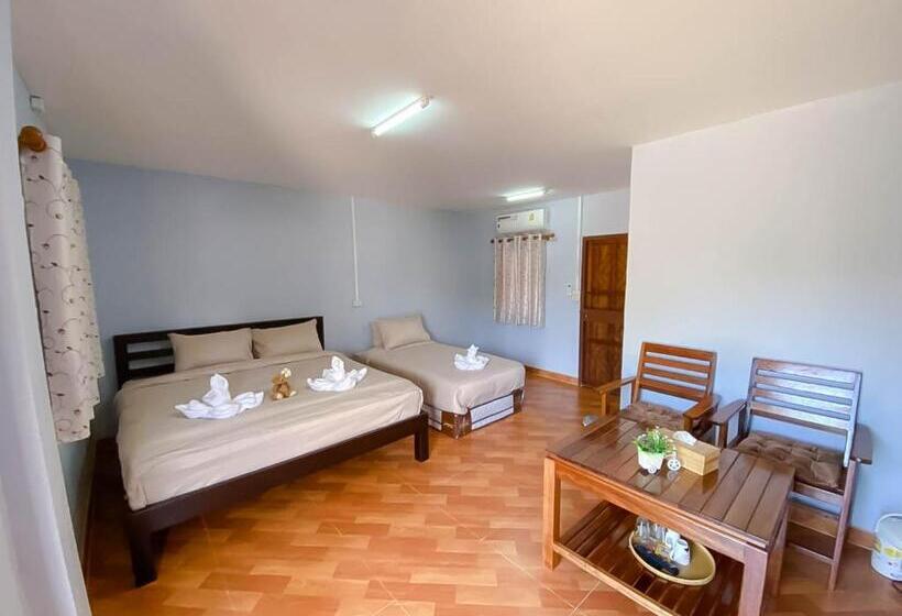 חדר סטנדרט לשלושה עם מרפסת, Pranpalun ปราณปาลัน