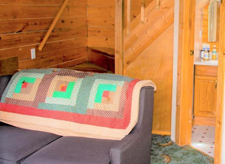 جناح مزوَّد بشرفة, Homer Floatplane Lodge