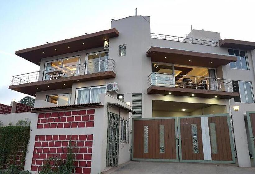 Люкс с Балконом, Hillview Rooms By 29 Bungalow