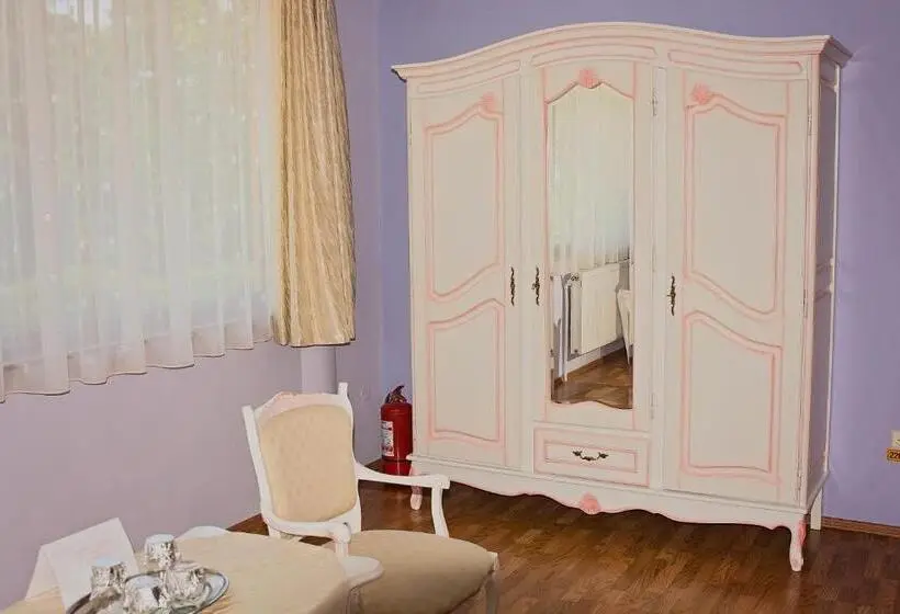 Junior Suite, Complex Caprice Monteoru
