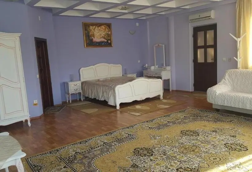 Junior Suite, Complex Caprice Monteoru