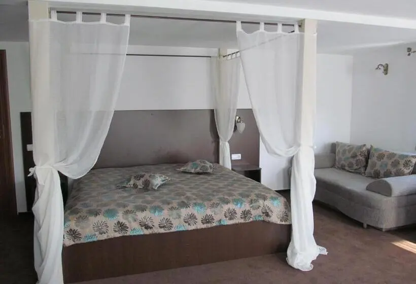 Junior Suite, Complex Caprice Monteoru
