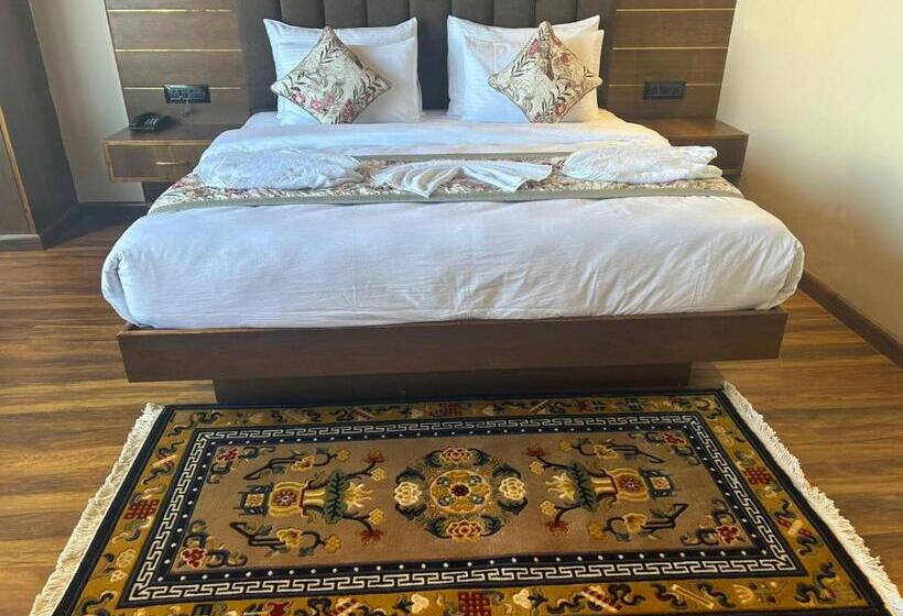 패밀리 스위트, Gakhil Boutique