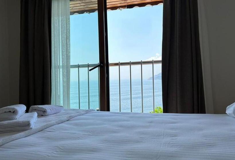 オーシャンビュースタンダードルーム, The Roof Ada