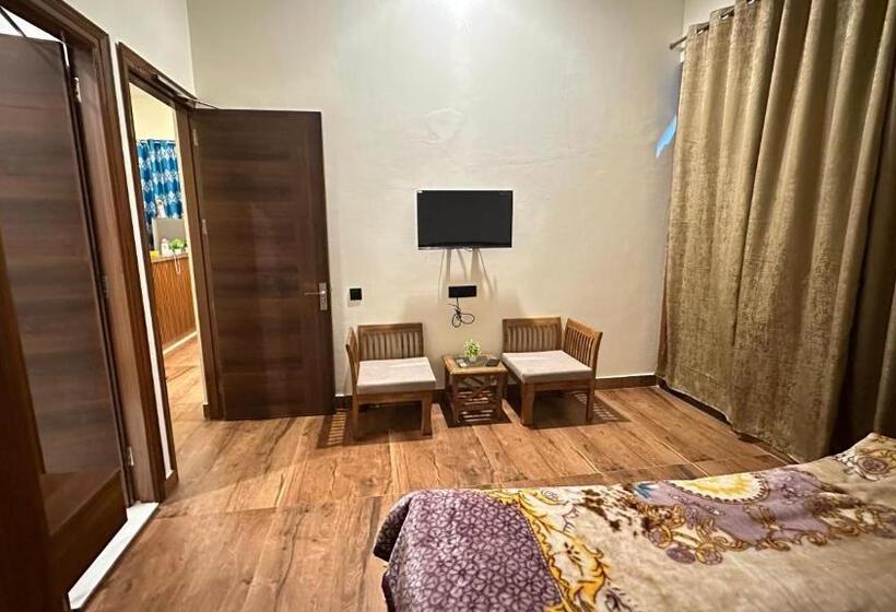 デラックスルーム, F S Kasauli