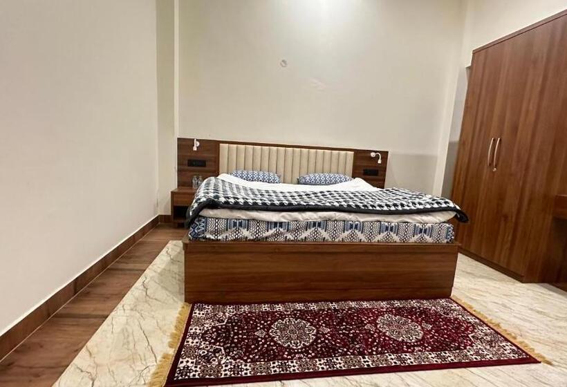 エコノミールーム, F S Kasauli