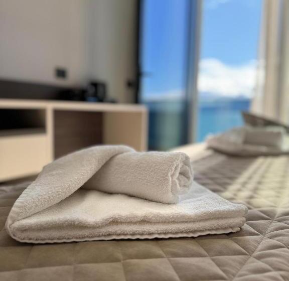 غرفة ديلوكس ثلاثية مطلة على البحر, Joelle Premium Hotel