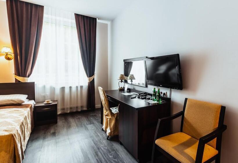 スタンダードルーム, Dwór Dwikozy