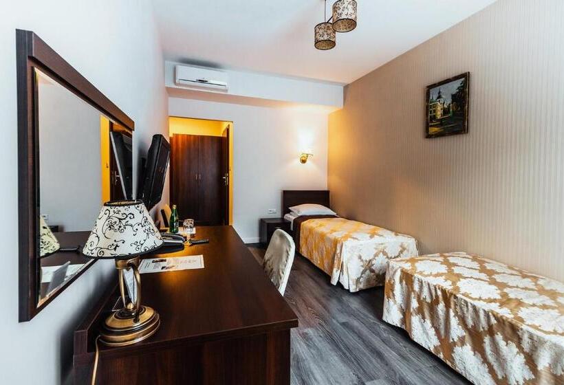 スタンダードルーム, Dwór Dwikozy