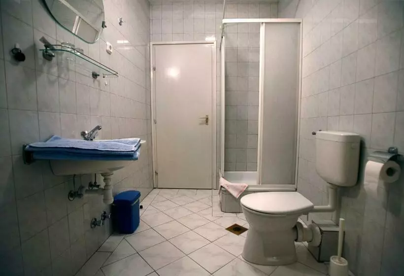 Standard Neljän Hengen Huone, Keszi Panzió