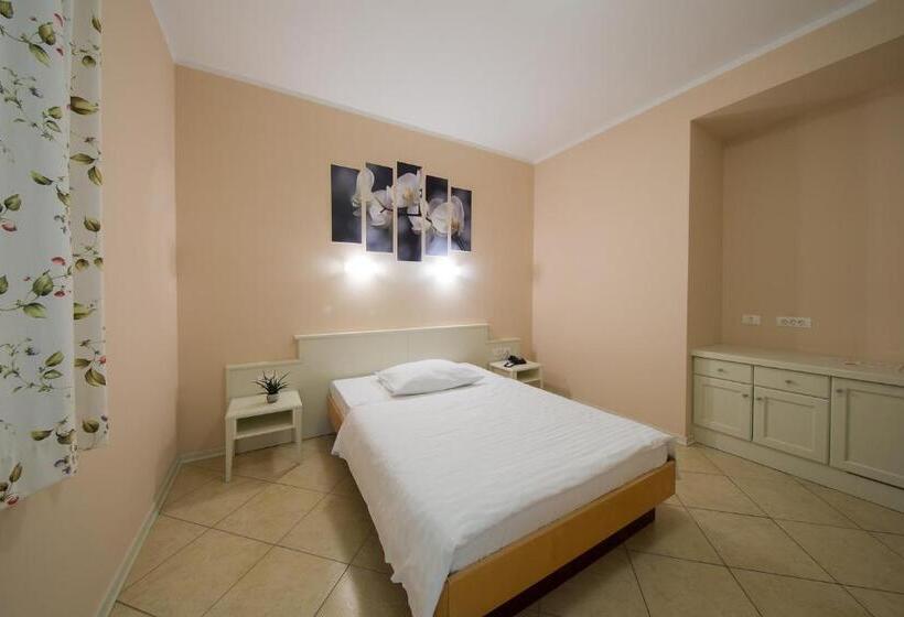 Economy Triple Room, Kozana