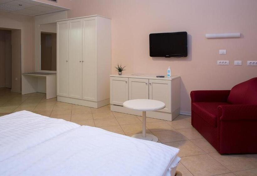 Economy Triple Room, Kozana