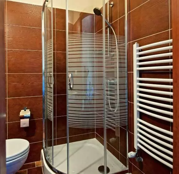 اتاق لوکس چهار تخته, Noclegi Styrnol & Spa