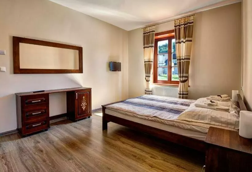 اتاق لوکس چهار تخته, Noclegi Styrnol & Spa