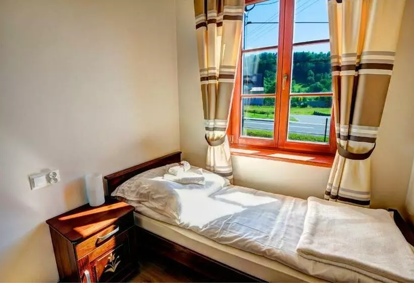 اتاق لوکس چهار تخته, Noclegi Styrnol & Spa